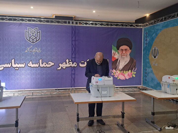 وزیر کشور رای خود به صورت الکترونیکی ثبت را ثبت کرد