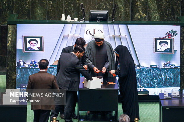 گزارش لحظه به لحظه از صحن مجلس؛ در انتخابات هیاترییسه چه گذشت؟