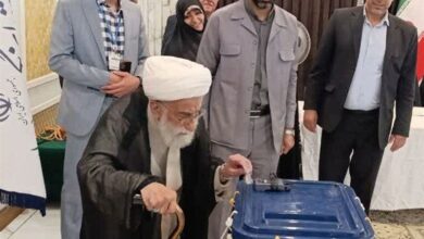آیتالله جنتی رای خود را به صندوق انداخت