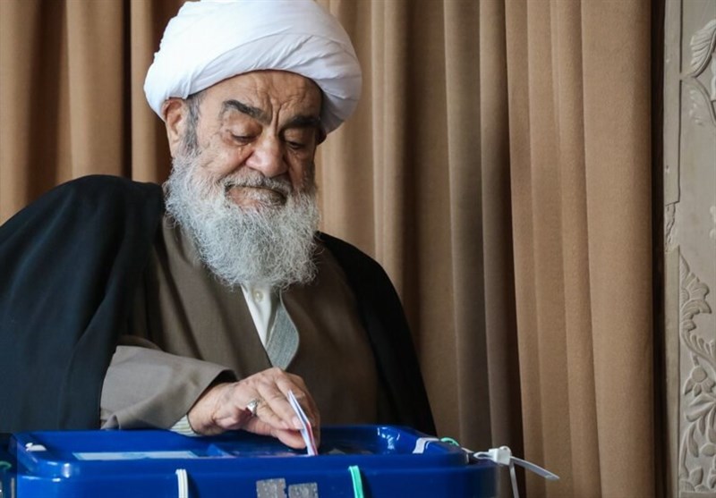 آیتالله مظاهری رأی خود را به صندوق انداختند