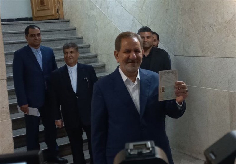اسحاق جهانگیری در انتخابات ثبتنام کرد