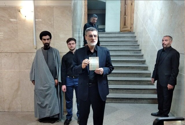 امیرحسین قاضیزاده هاشمی داوطلب کاندیداتوری انتخابات ریاستجمهوری شد