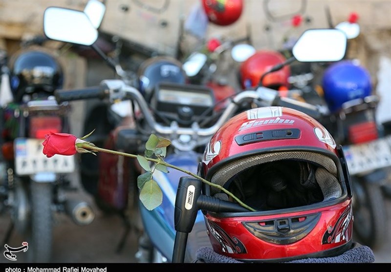 اهدای 70 کلاه ایمنی به موتورسواران روستای گلخندان بومهن