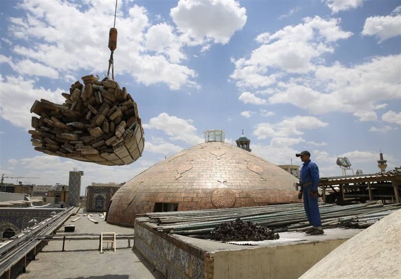 تنظیف گنبد شمس الشموس؛ حرم رضوی مهیای عید ولایت میشود