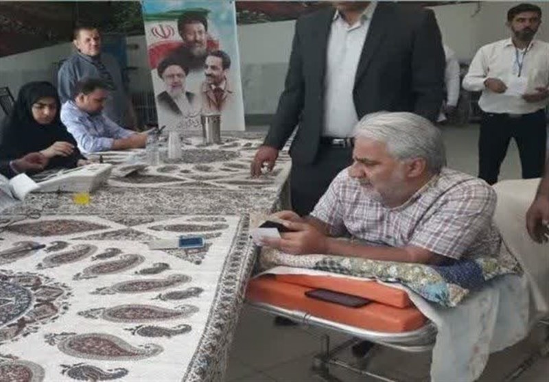 جانباز 70 درصد اصفهانی روی تخت به شعبه اخذ رأی آمد