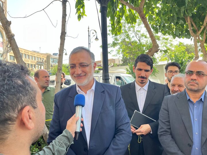 حضور زاکانی در مسجد جامه نارمک برای شرکت در انتخابات