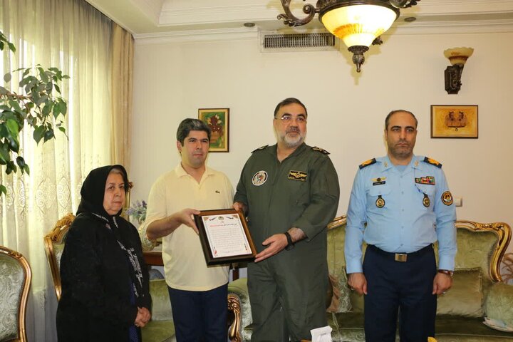 دیدار امیرخلبان واحدی باخانواده شهیدان خلبان علیزاده و اصل داوطلب