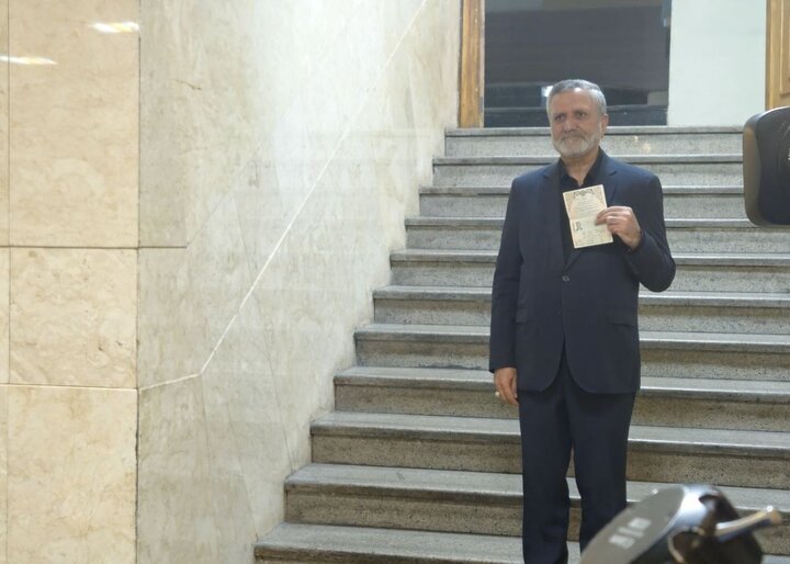 صولت مرتضوی ثبت نام کرد