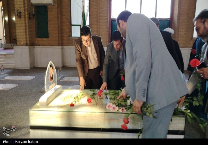 غبارروبی مزار شهدای 72 تن توسط دادستانی و دادگستری ری