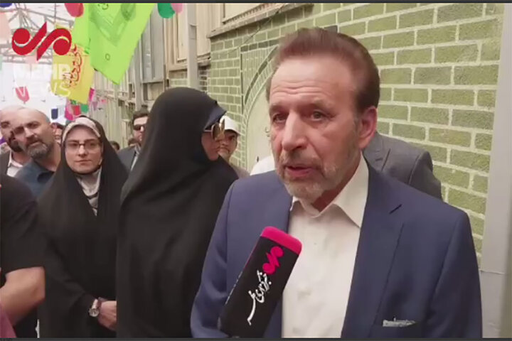 محمود واعظی رای خود را به صندوق انداخت/رئیس جمهور وحدت آفرین باشد