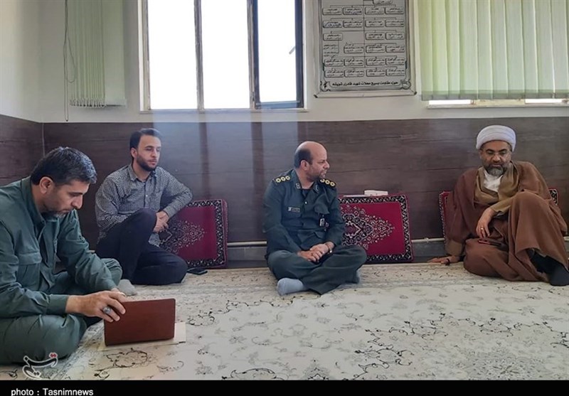 مردم را برای حضور در پای صندوقهای رأی تشویق کنیم