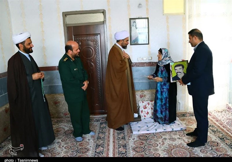 مردم را برای حضور در پای صندوقهای رأی تشویق کنیم