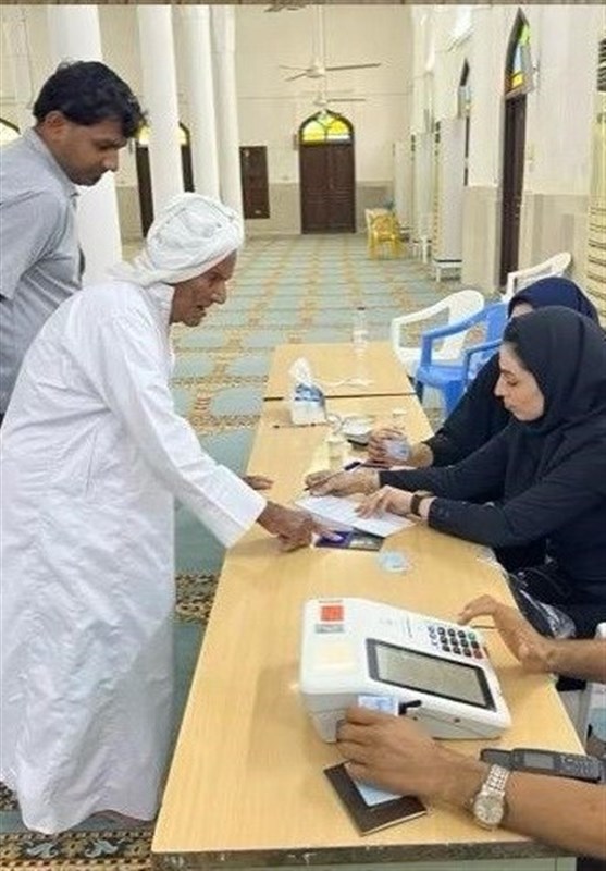 مسنترین شهروند قشم رأی خود را به صندوق انداخت
