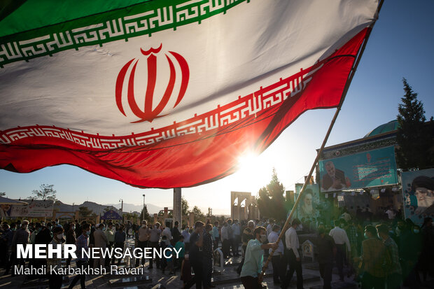 ملت با چشمی باز و فکری عاقبتاندیش برای پیشرفت ایران به صحن بیاید