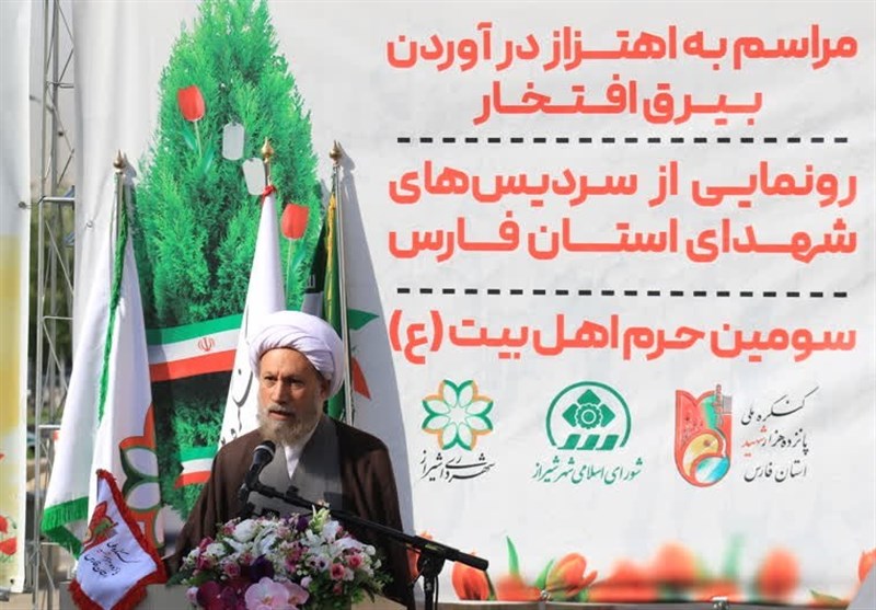 پرچم کنگره سرداران، امرا و 15000 شهید فارس به اهتزاز درآمد