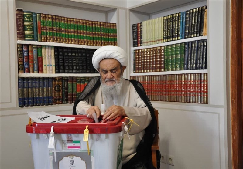 آیتالله مظاهری رأی خود را به صندوق انداخت