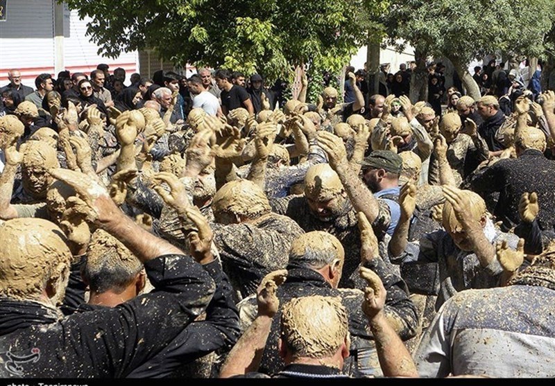 آیین گِل مالی به عشق سیدالشهدا(ع) در بیجار+فیلم