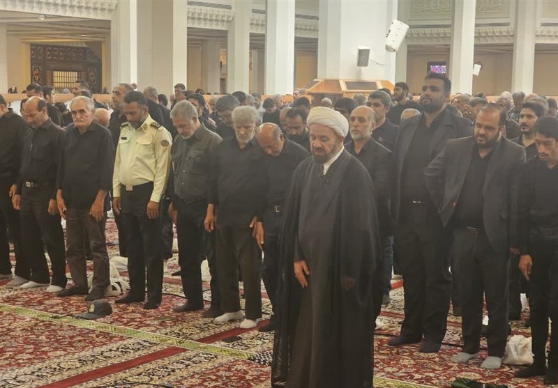 اقامه نماز ظهر و عصر تاسوعا در حرم مطهر شاهچراغ (ع)