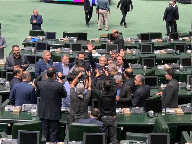 بازار داغ سلفی با رئیسجمهور منتخب در بهارستان