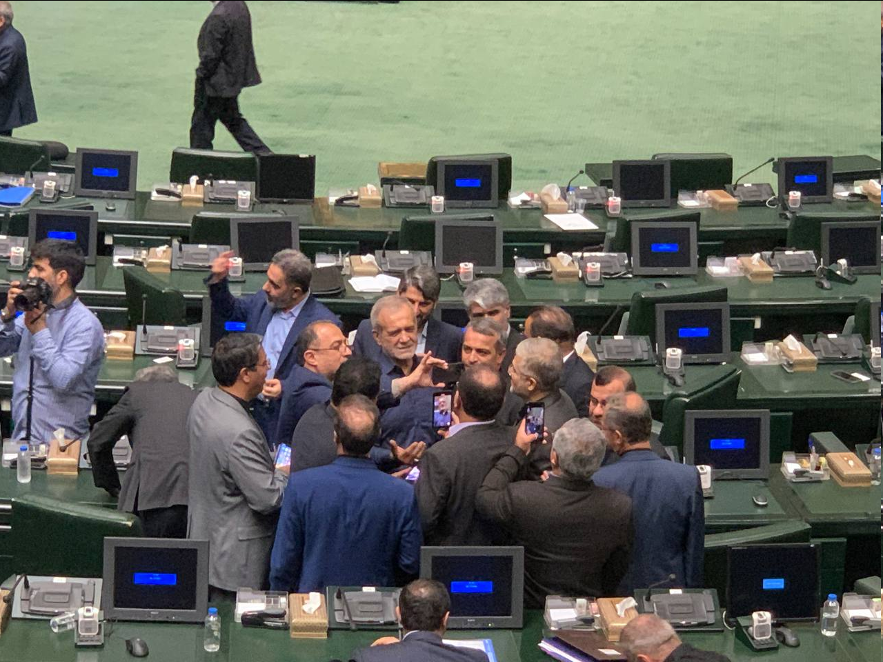 بازار داغ سلفی با رئیسجمهور منتخب در بهارستان