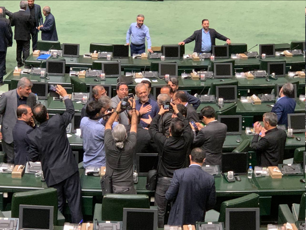 بازار داغ سلفی با رئیسجمهور منتخب در بهارستان