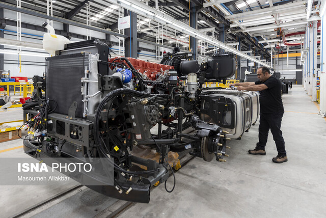 تغییر ریل تولید از صنایل انرژیبر و منبعپایه به صنایع دانشبنیان و تولیدات فناورانه