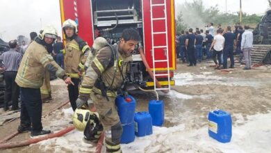 تلاش آتشنشانان برای اطفای حریق محوطه متروکه در کیانپارس