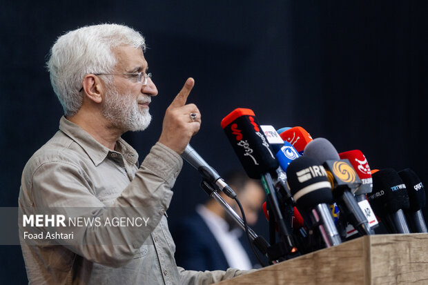 جلیلی: میخواهند دوباره همان نسخه غلط منسوخ را برای مردم بپیچند