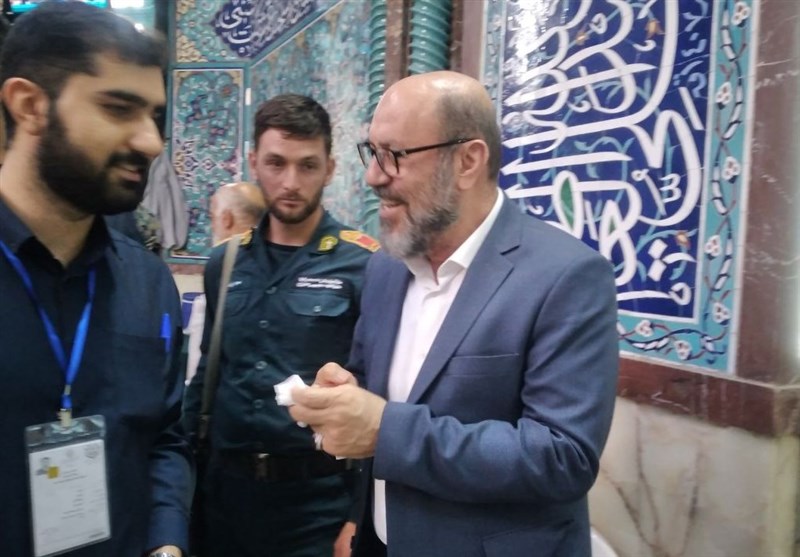 حسین دهقان در حسینیه ارشاد رأی داد