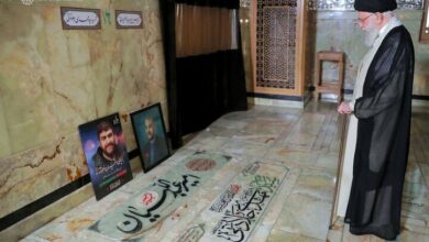 حضور رهبر انقلاب بر مزار شهیدان پرواز اردیبهشت و مدافع حرم