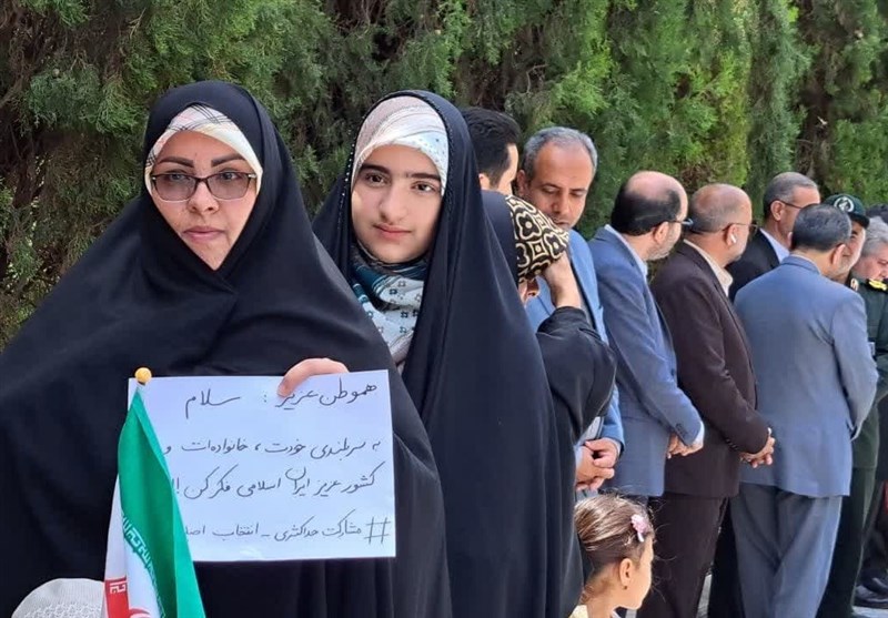 خراسان جنوبیها در گرمای هوا برای خلق حماسه به صف ایستادند