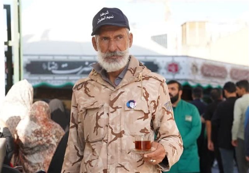 دزفولیها میزبان زائران در چایخانه حرم سلطان خراسان