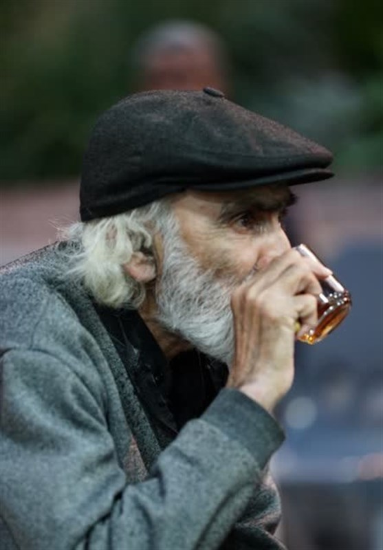 دزفولیها میزبان زائران در چایخانه حرم سلطان خراسان