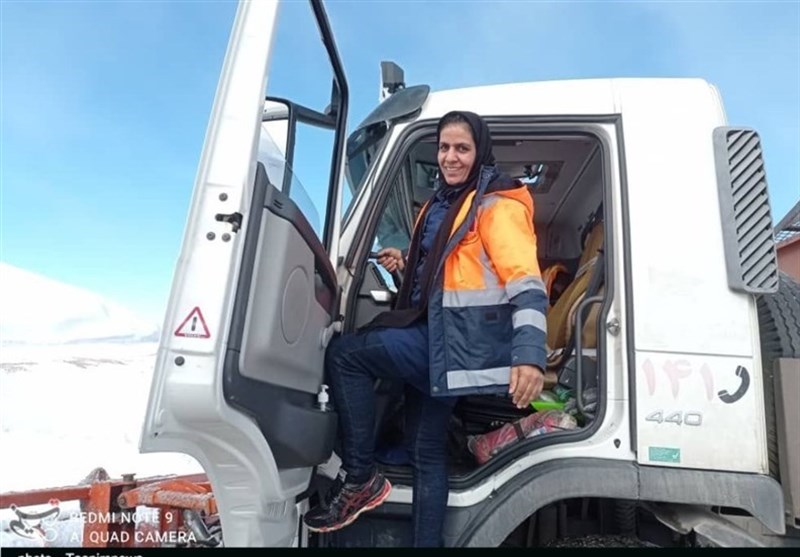 دعوت تنها بانوی راهدار کشور برای شرکت در انتخابات+ فیلم