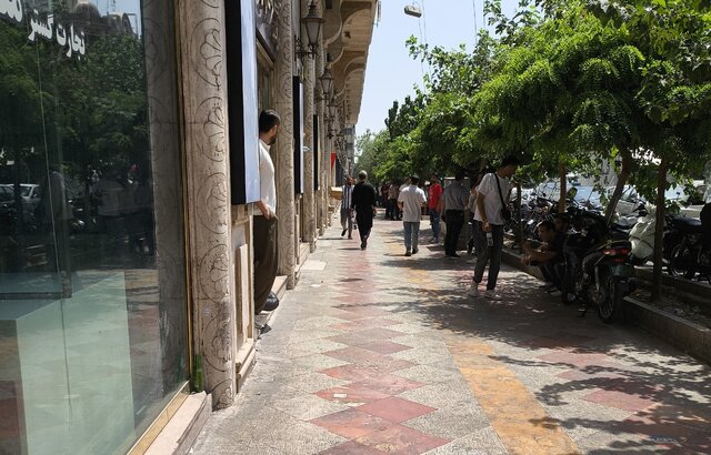 دلار خریدار ندارد/ دلالها فقط میفروشند