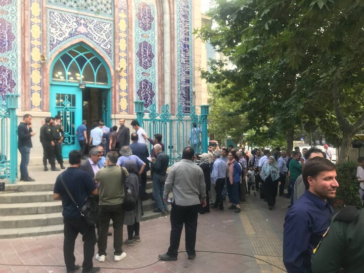 صف طولانی مردم در حسینیه ارشاد دقایقی قبل از شروع فرآیند رایگیری