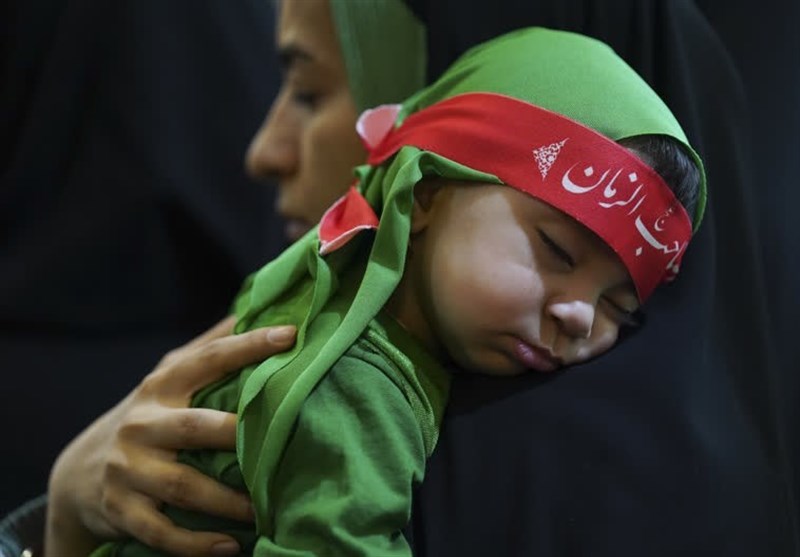 مادری قنداقهای خالی گرفته در بغل+فیلم