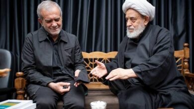 هدیه شیخ حسین انصاریان به پزشکیان رئیسجمهور منتخب