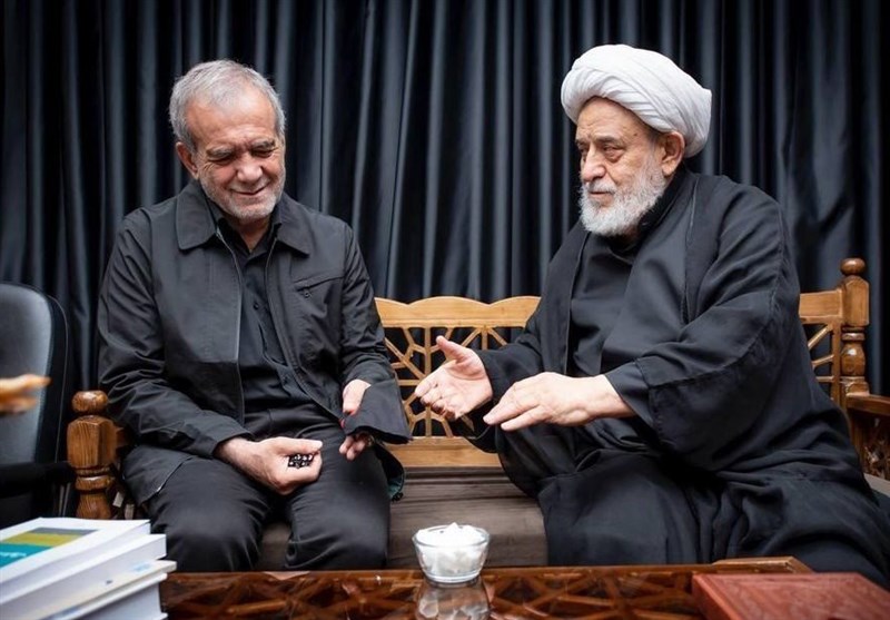 هدیه شیخ حسین انصاریان به پزشکیان رئیسجمهور منتخب