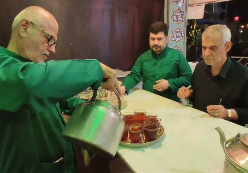 پذیرایی چای امام هشتم از زائران در حرم برادر امام رضا + فیلم