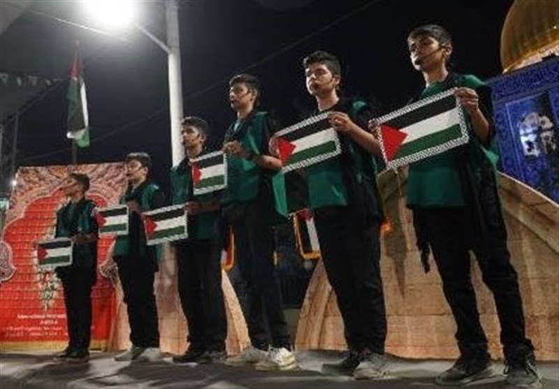 از زیباییهای پیادهروی اربعین/ نایبالزیارهٔ فلسطین