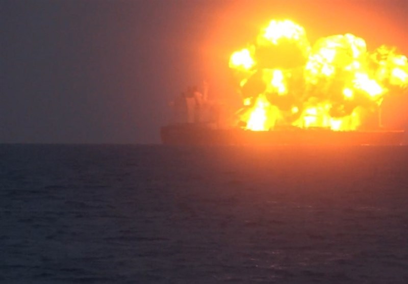 انتشار تصاویر آتشگرفتن نفتکش متخلف در دریای سرخ