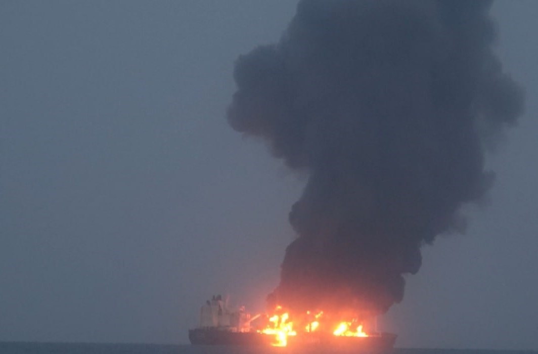 انتشار تصاویر آتشگرفتن نفتکش متخلف در دریای سرخ