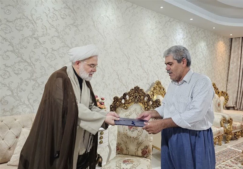 تجلیل نماینده ولیفقیه در کردستان از آزادگان+تصاویر