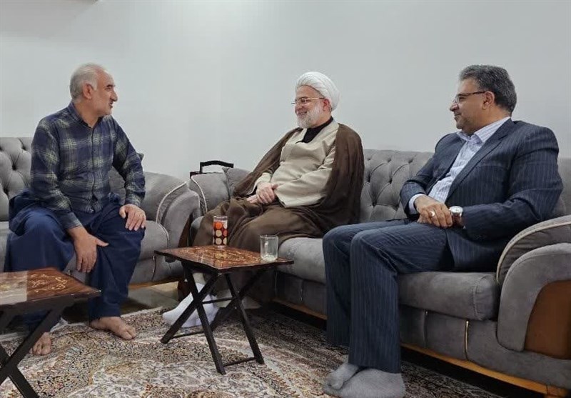 تجلیل نماینده ولیفقیه در کردستان از آزادگان+تصاویر