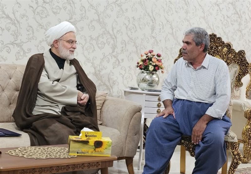 تجلیل نماینده ولیفقیه در کردستان از آزادگان+تصاویر