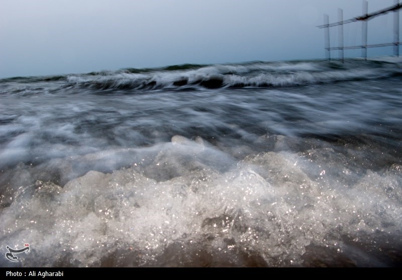 مسافران موجهای شکافنده خزر را نادیده میگیرند
