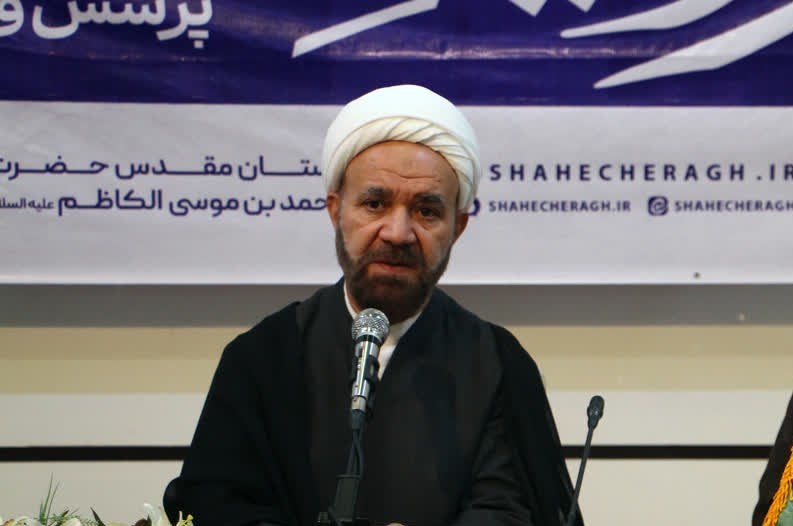 مسجد مرکزی برای مبارزه با استکبار جهانی است