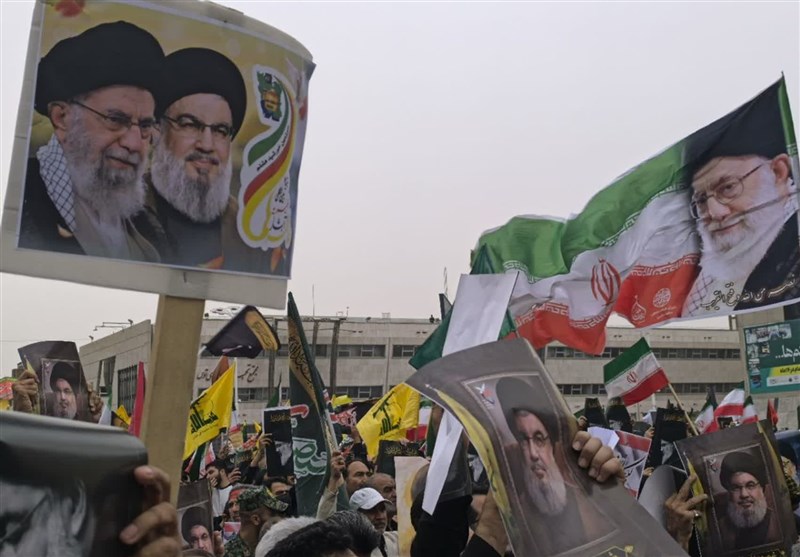 اجتماع زائران و مجاوران حرم رضوی در میدان شهدای مشهد+تصاویر