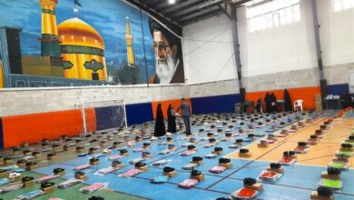 اهدای بستههای تحصیلی به دانشآموزان بازمانده از تحصیل مشهدی